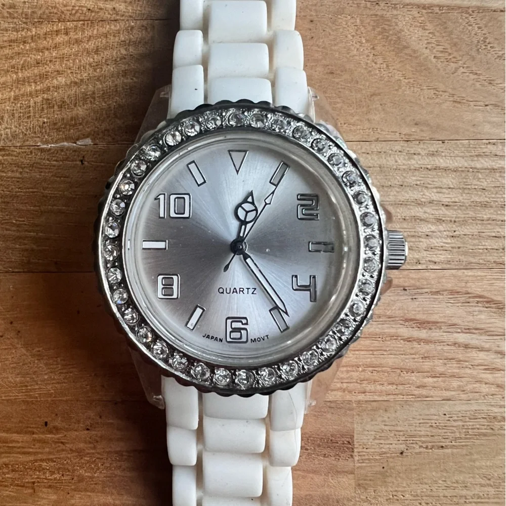 Unbranded ladies silver tone rhinestone fashion watch NEW BATTERY